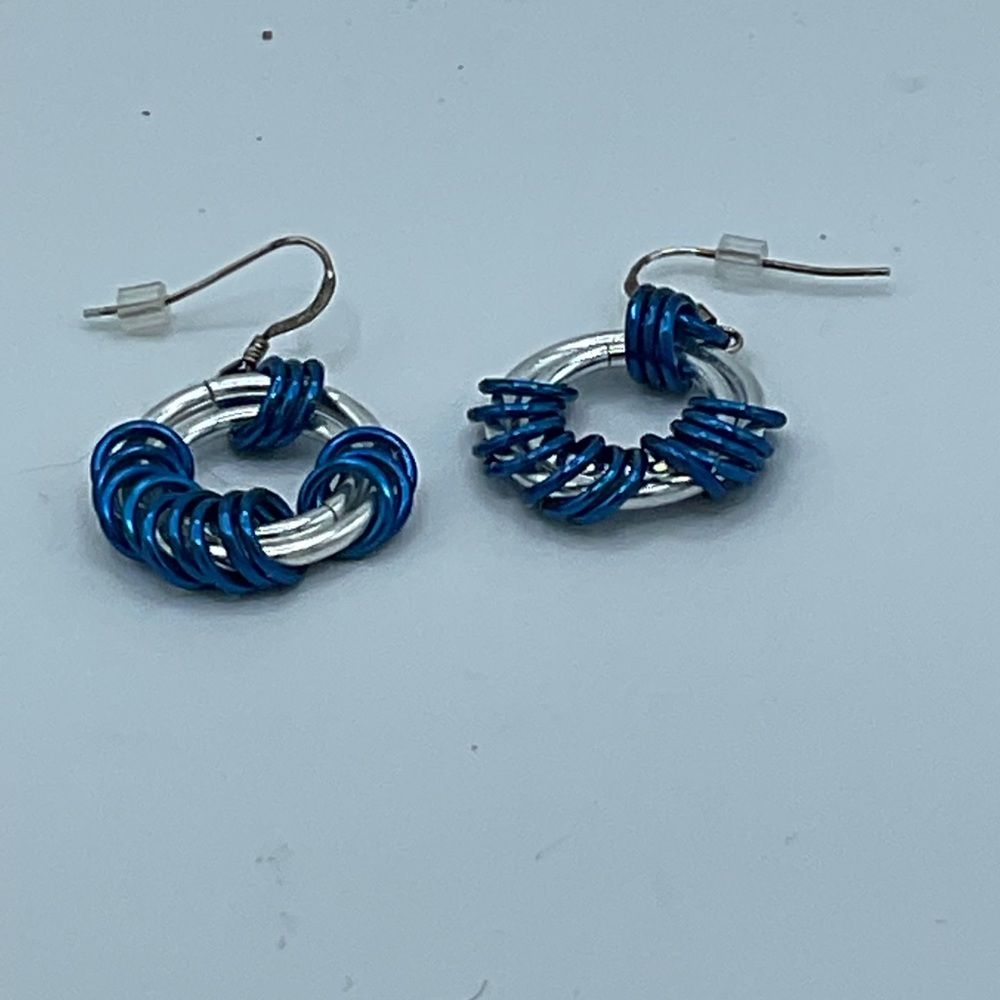 “HANDMADE” SILVER AND BLUE HOOP STYLE PIERCED EARRINGS BY LEE ANN LYNN. - Picture 5 of 7